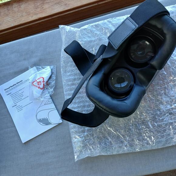 iLive Virtual Reality Glasses IVR37W for most smartphones 3.5"-6" screens - Picture 7 of 11